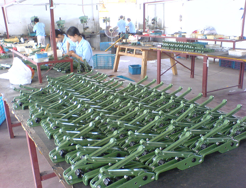 手動(dòng)打包機(jī)生產(chǎn)車(chē)間