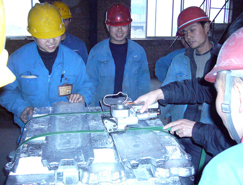 鋁錠打包機(jī)現(xiàn)場(chǎng)教學(xué)